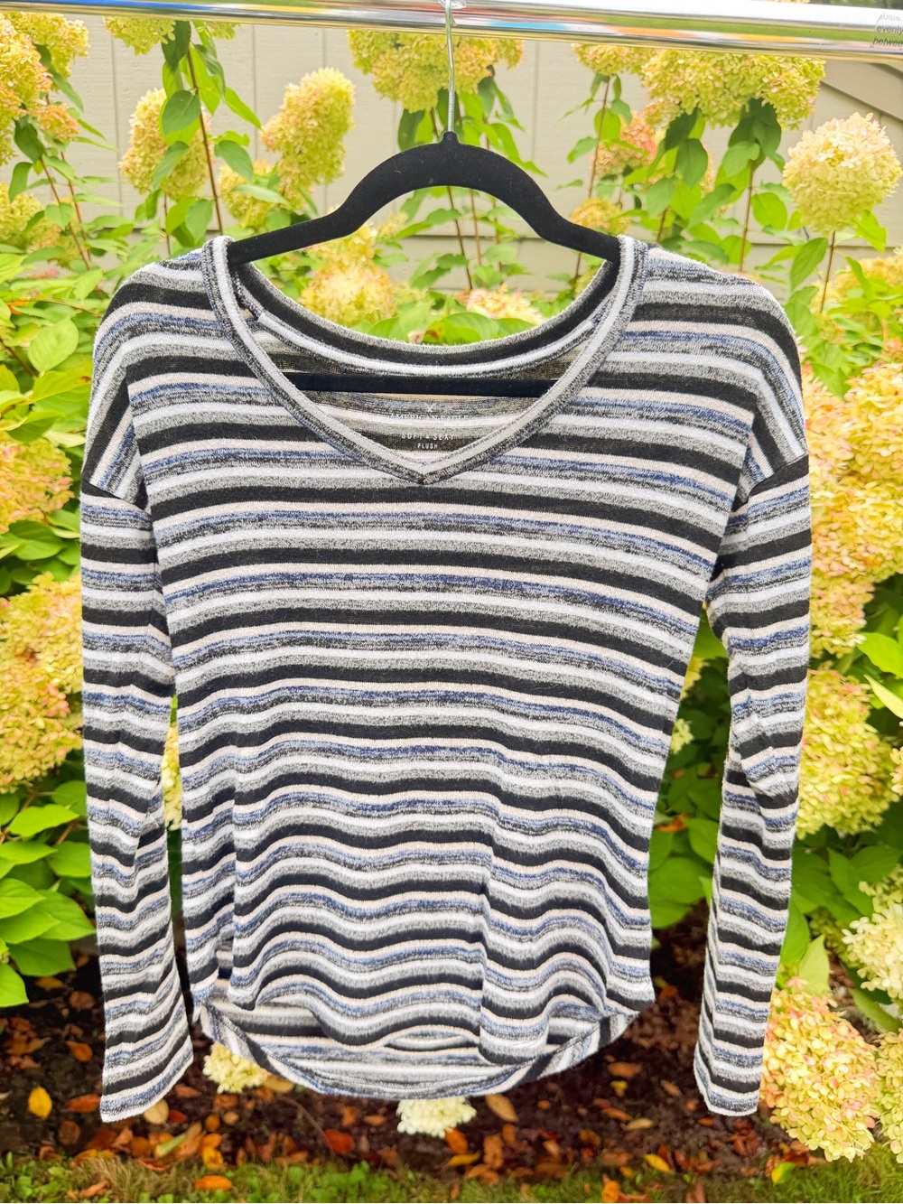 American Eagle Outfitters Striped V‑Neck Long Sleeve Top in Black, Gray & White